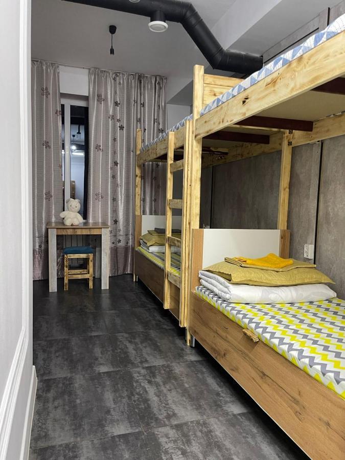 Hostel Del Luna Алмати Екстер'єр фото