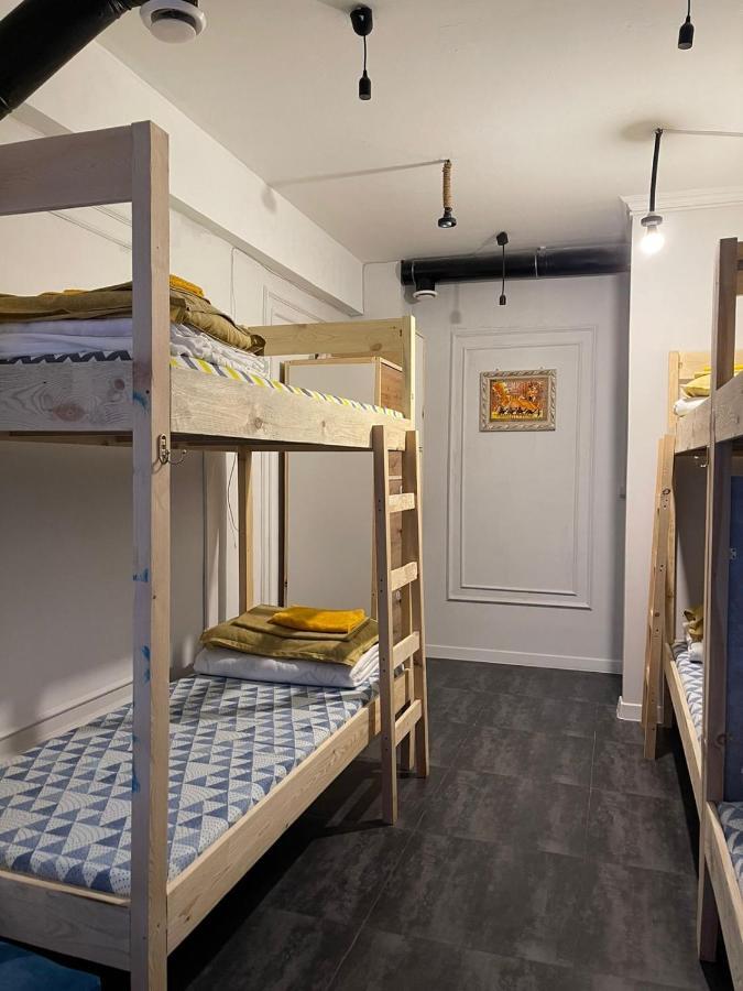 Hostel Del Luna Алмати Екстер'єр фото