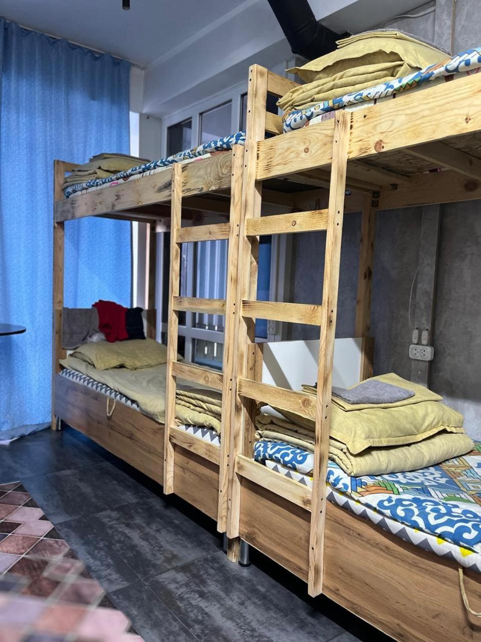 Hostel Del Luna Алмати Екстер'єр фото