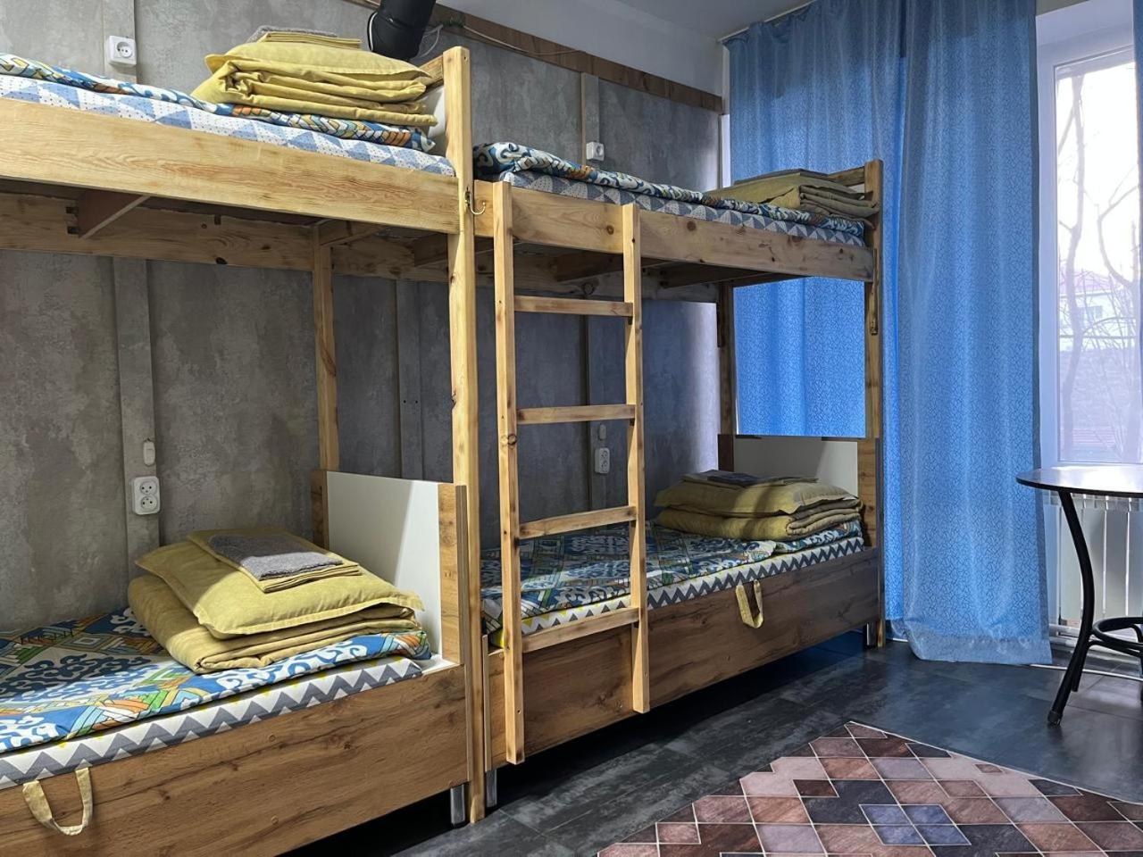 Hostel Del Luna Алмати Екстер'єр фото